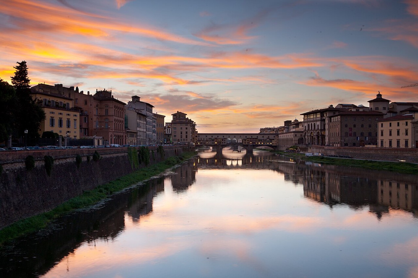 L'Arno al tramonto, con il Ponte Vecchio riflesso nell'acqua