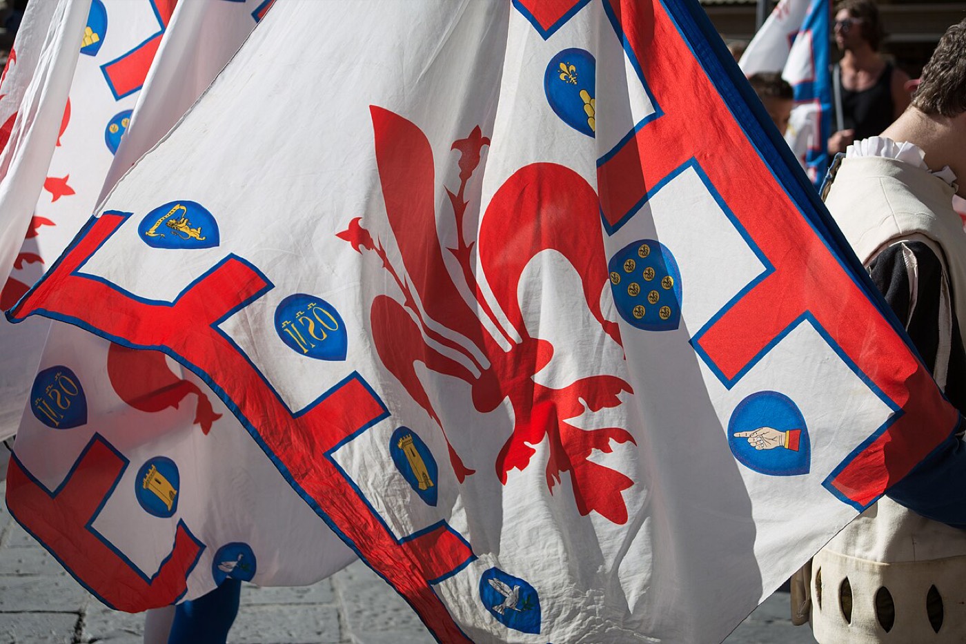 Le bandiere del corteo storico della Repubblica Fiorentina, con il giglio rosso