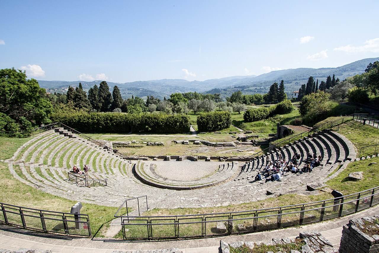 Le gradinate del teatro romano di Fiesole con le colline intorno