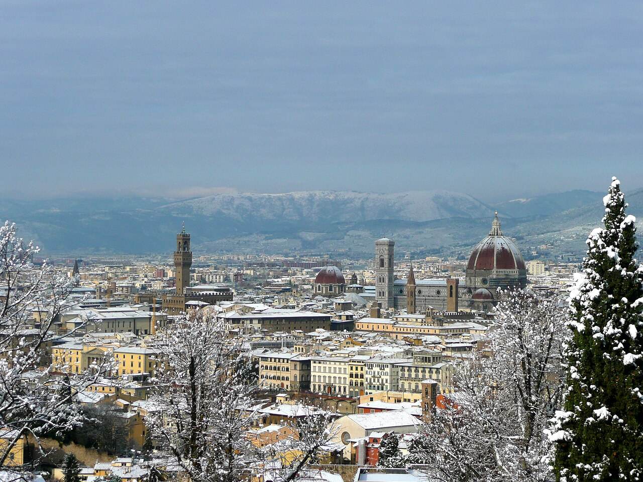 Firenze imbiancata dalla neve, con la cupola e Palazzo Vecchio
