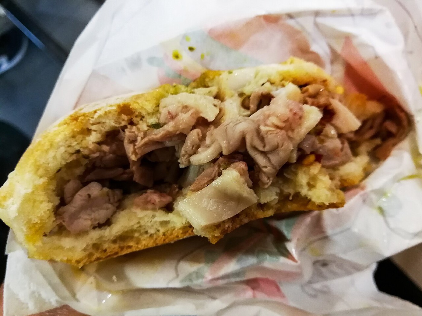 Un panino al lampredotto, lo street food fiorentino per eccellenza