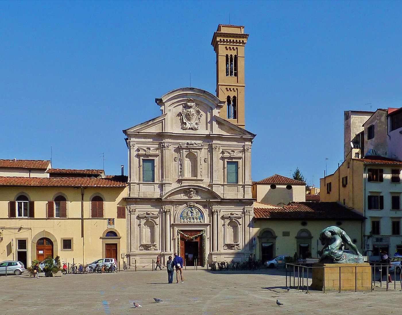 La facciata della Chiesa di Ognissanti e il suo campanile sulla piazza