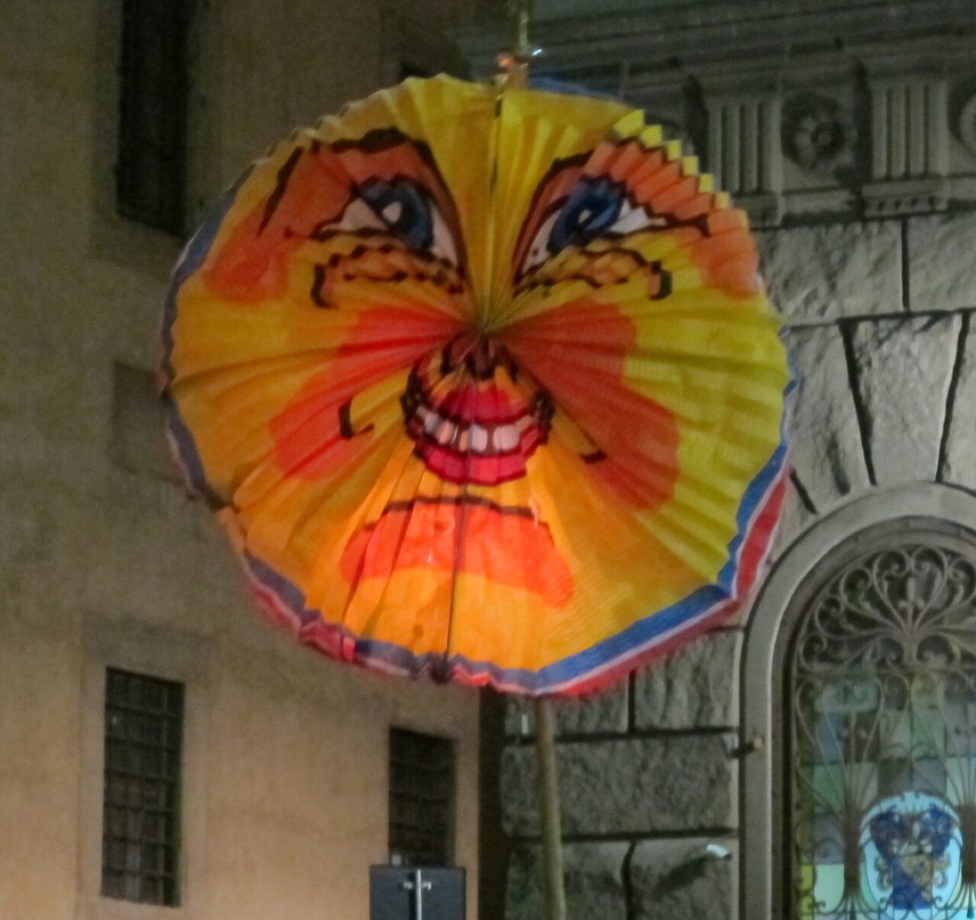 Una rificolona di carta a forma di sole, alla Festa della Rificolona
