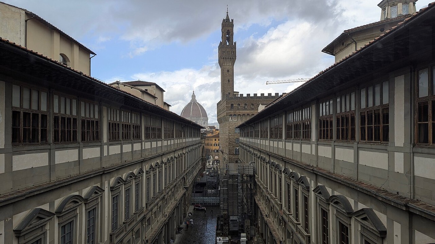 Il piazzale degli Uffizi visto dall'alto, con Palazzo Vecchio e la cupola sullo sfondo